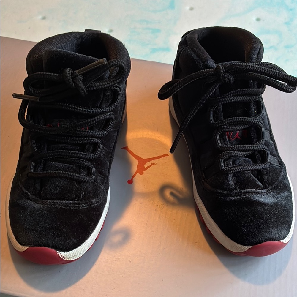 AIR JORDAN 11 RETRO "BRED VELVET" (PS)
BLACK/GYM RED-WHITE
